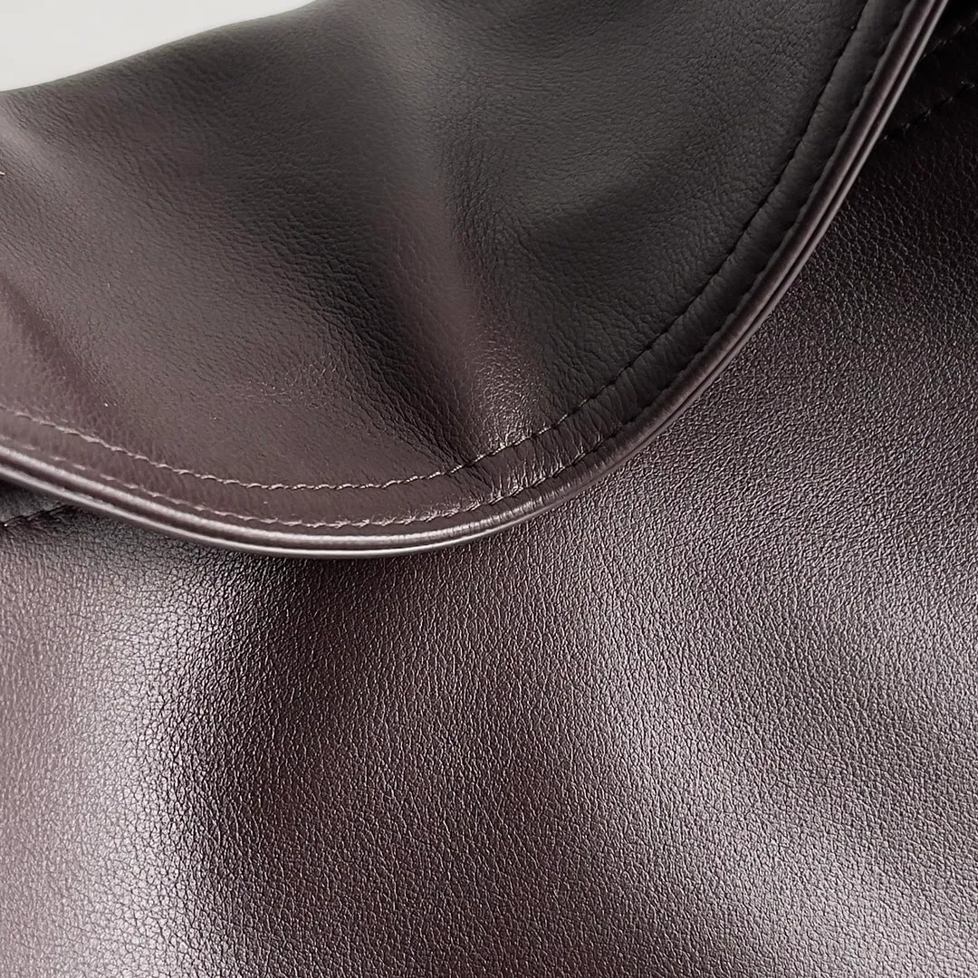 Batch 2080 Bottega Veneta, the flagship product of the 2024 autumn and winter, is making a splash from the catwalk to the streets. It not only brings a strong retro atmosphere, but also can easily interpret different styles through a variety of matching methods. Whether it is a smart and elegant workplace look or casual and comfortable daily wear, fully imported calfskin is a fashion element you can’t miss! Style number: 803977 Size: 41*20*8cm
